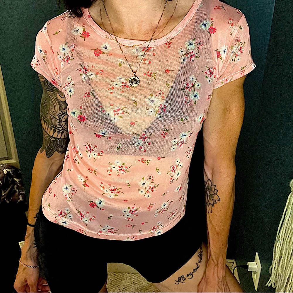 Try the trend: Y2K floral pink baby tee! 🌸
